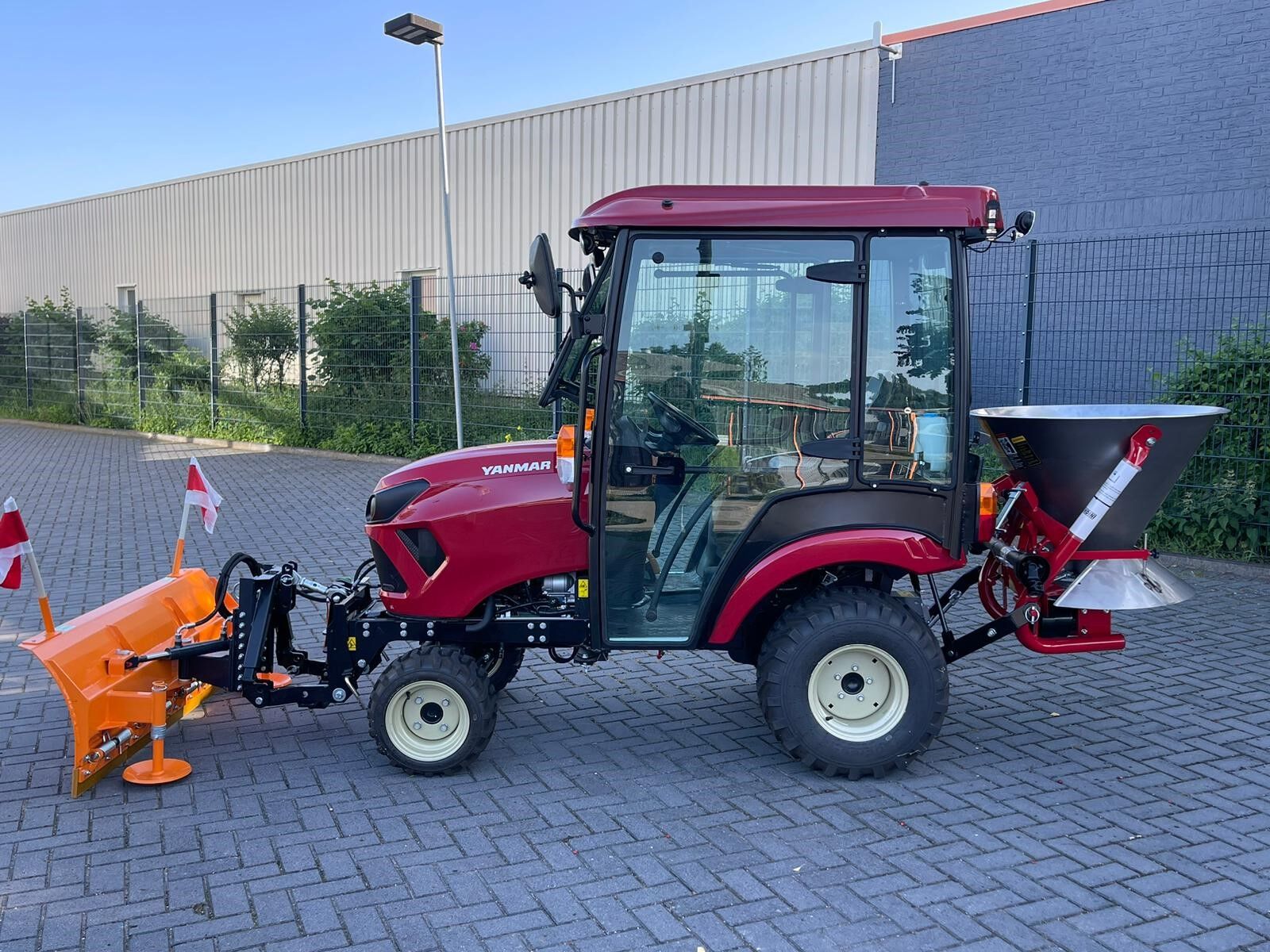 Yanmar SA221 Traktor inkl. Kabine, Schneeschild, Streuer, Frontkraftheber