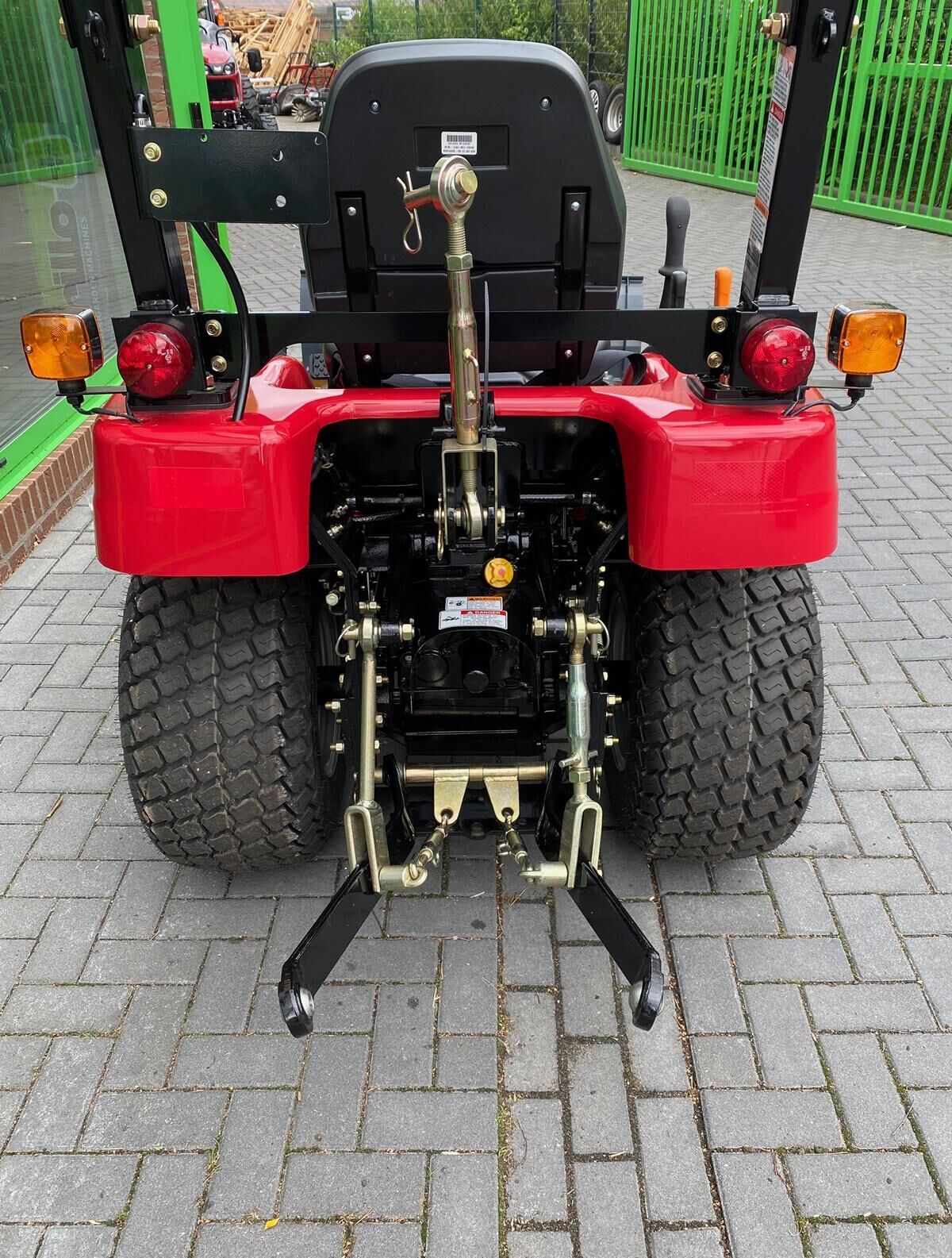 TYM T194 HST Traktor mit Frontaushebung und Schneeschild