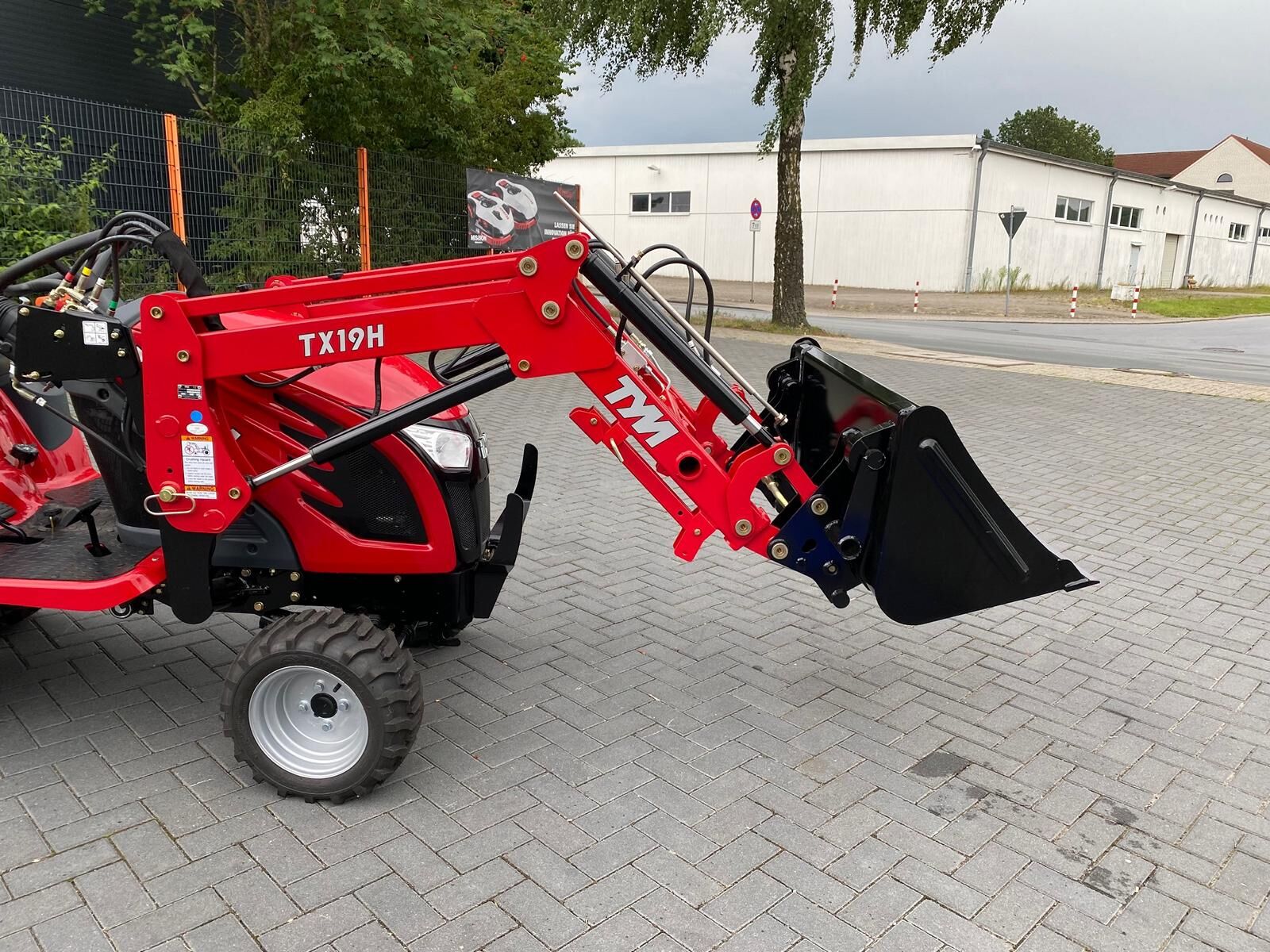 TYM T194 Traktor Schlepper Trecker Gartentraktor mit Frontlader ohne Mähwerk