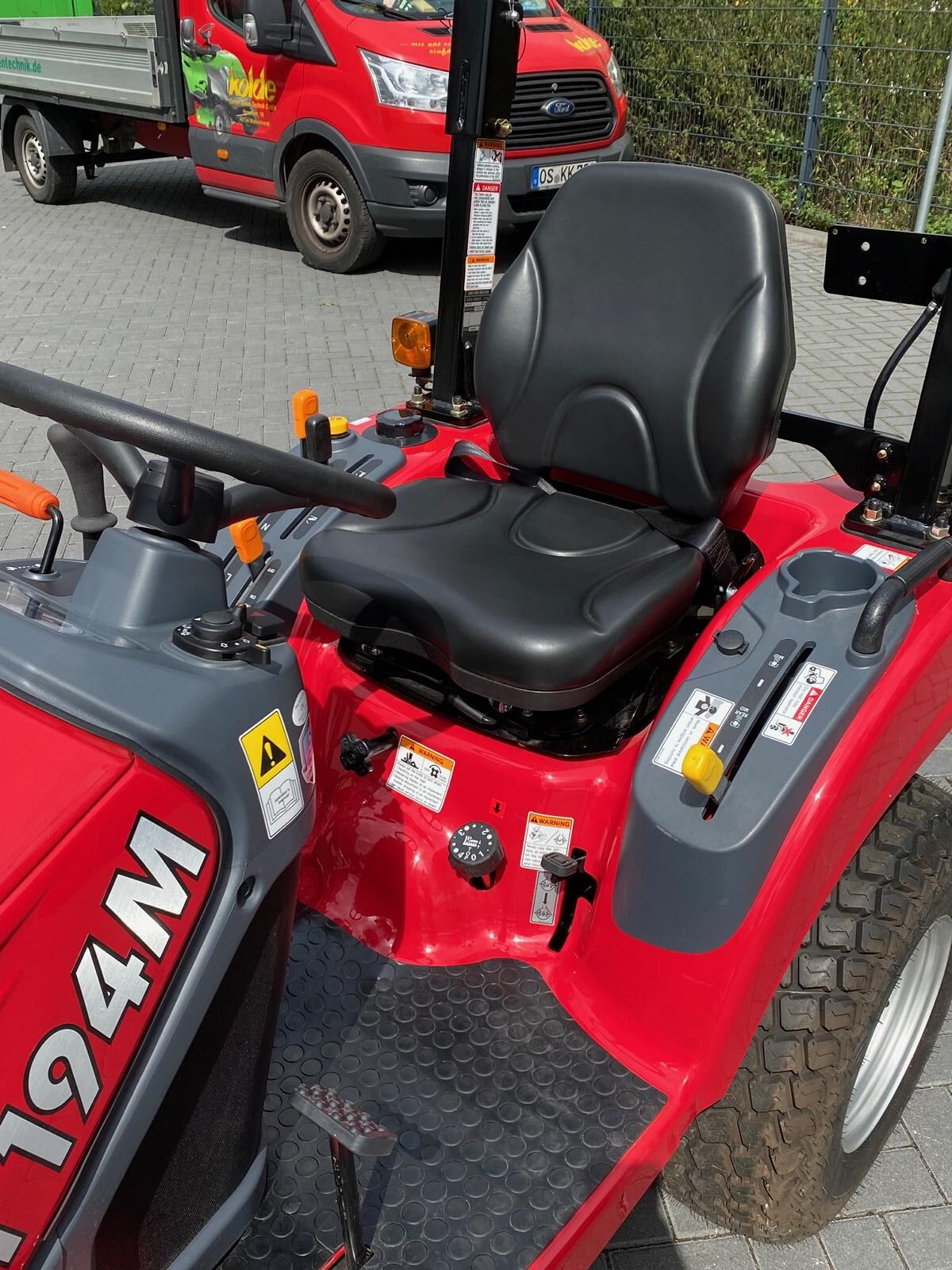 TYM T194 HST Traktor mit Frontaushebung und Schneeschild