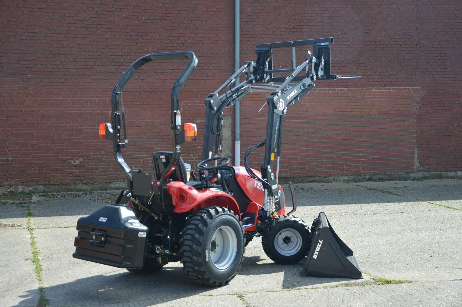 TYM T265 HST Traktor mit Stoll Frontlader + Schaufel + Gabel + Heckgewicht