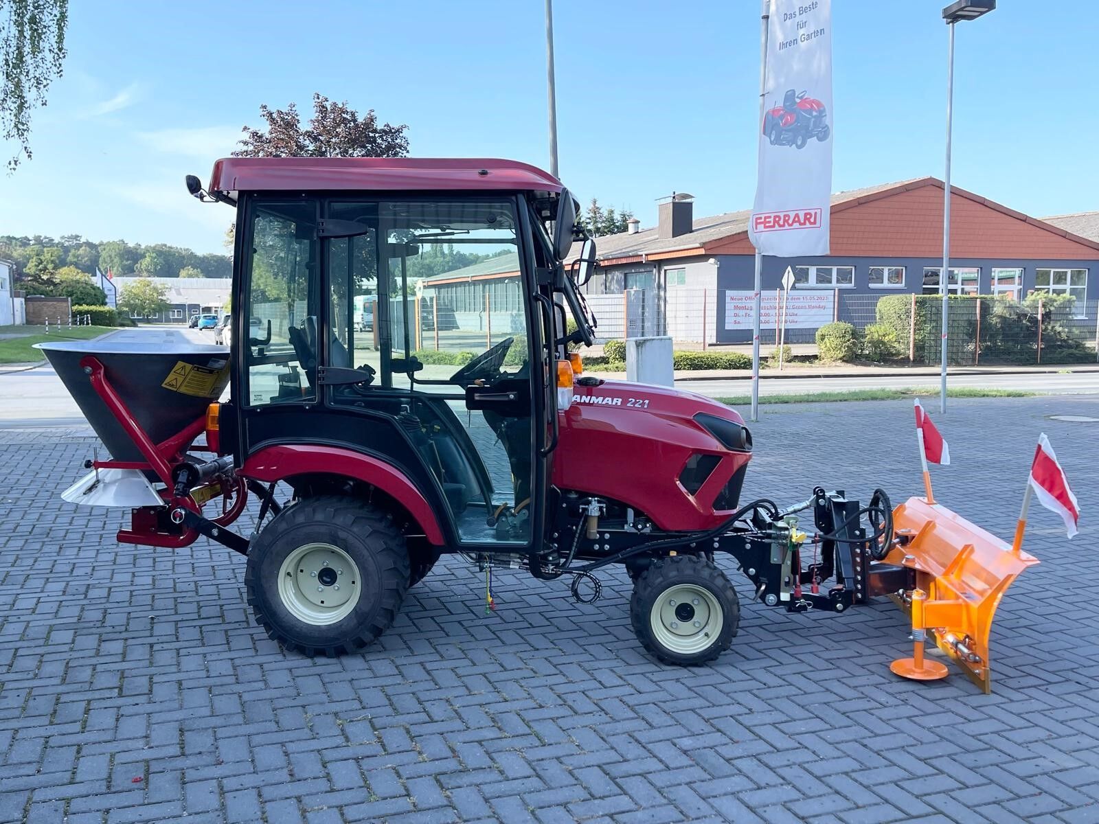 Yanmar SA221 Traktor inkl. Kabine, Schneeschild, Streuer, Frontkraftheber