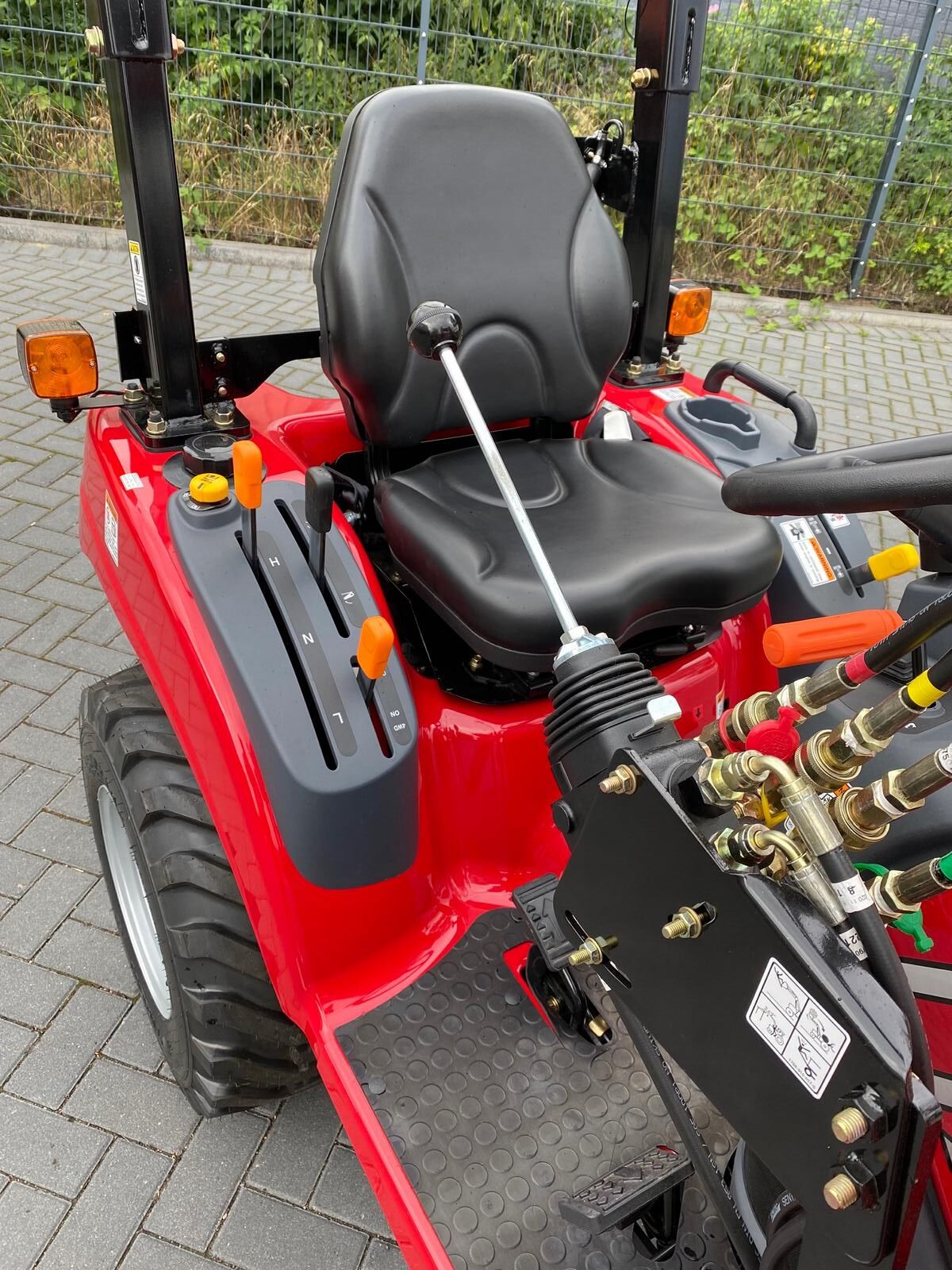 TYM T194 Traktor Schlepper Trecker Gartentraktor mit Frontlader ohne Mähwerk