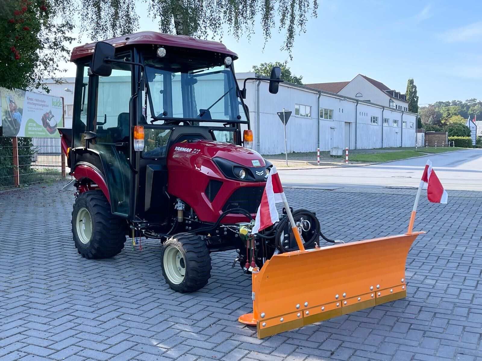 Yanmar SA221 Traktor inkl. Kabine, Schneeschild, Streuer, Frontkraftheber