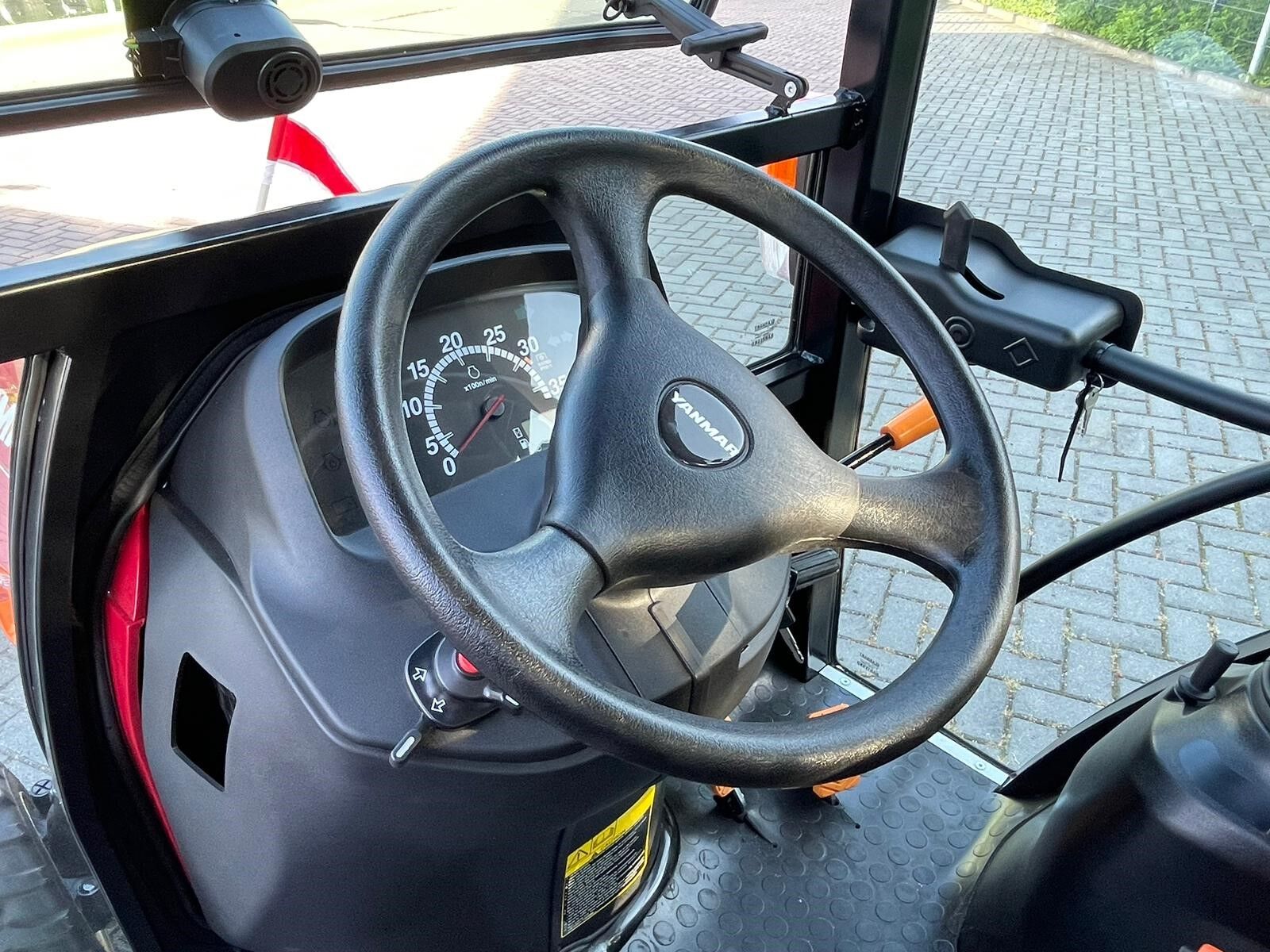 Yanmar SA221 Traktor inkl. Kabine, Schneeschild, Streuer, Frontkraftheber